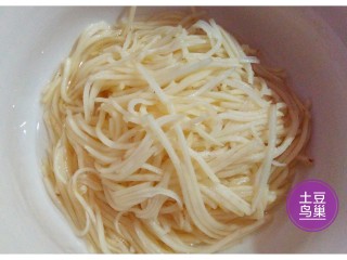 4、土豆鸟巢,捞出控水，撒入精盐腌制10分钟。