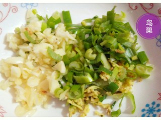 5、土豆鸟巢,葱姜蒜切碎待用。