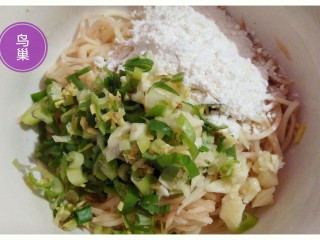 6、土豆鸟巢,土豆丝用手抓揉至柔软，加入葱姜蒜和面粉。