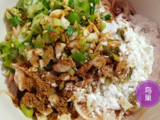 7、土豆鸟巢,继续加入五香粉 蚝油 香油适量。