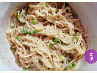 8、土豆鸟巢,用筷子充分搅拌，如果太干，可以加点水，让拌料柔软润滑。