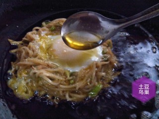 11、土豆鸟巢,油煎半分钟，用铲子将鸟巢样煎炸物移开锅底中心，然后，用一只饭勺把锅里的热油浇在还未凝结的鸡蛋上。
