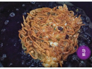 13、土豆鸟巢,直接用铲子将鸟巢翻转到另外一面。