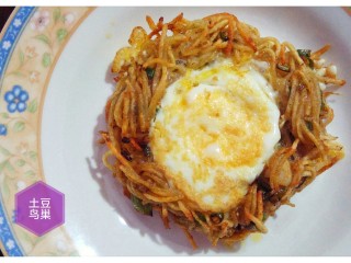 14、土豆鸟巢,再油煎半分钟，铲出盛盘。