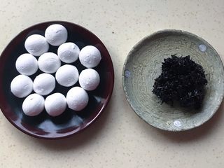 1、干菜炒汤圆,准备好汤圆和干菜,干菜最好能蒸熟或者炒熟的