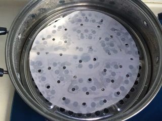 2、干菜炒汤圆,锅里垫一张油纸