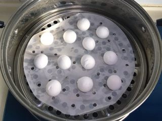 3、干菜炒汤圆,把汤圆放进锅里,大火蒸十分钟后焖一会儿再开盖