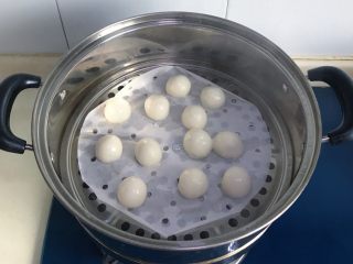 4、干菜炒汤圆,蒸熟后的汤圆呈半透明状