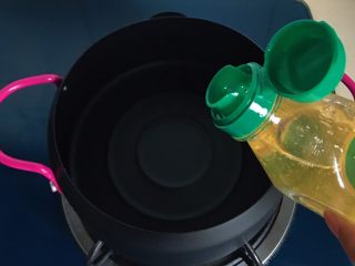 5、干菜炒汤圆,小锅中倒入适量油