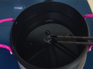 6、干菜炒汤圆,放入筷子冒出小泡,说明油温可以进行炸制了