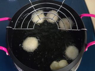 8、干菜炒汤圆,也可以少放几个,等汤圆体积变大,出现很多小气泡就可以了