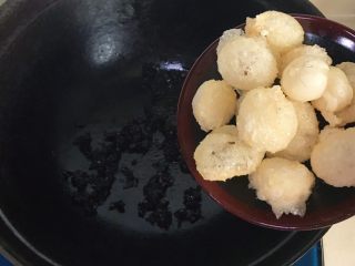 11、干菜炒汤圆,翻炒一会倒入炸好的汤圆