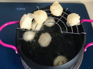 9、干菜炒汤圆,放到沥油网上沥油