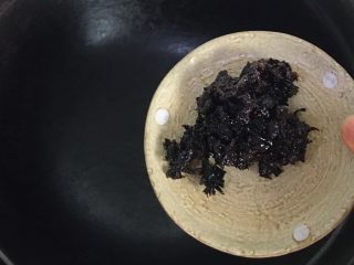 10、干菜炒汤圆,炒锅里倒入干菜