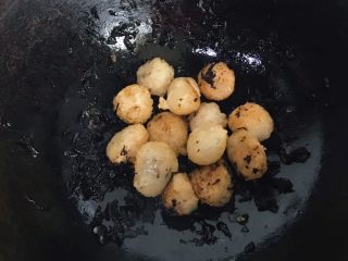 12、干菜炒汤圆,翻炒均匀即可关火出锅了