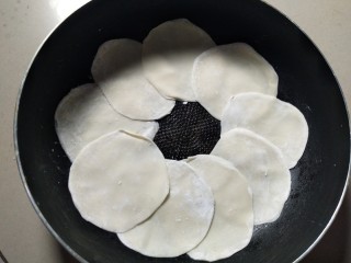 6、花边披萨~饺子皮平底锅版,九张饺子皮依次像这样叠好。
