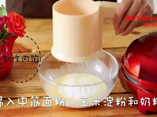 5、快手！网红奶黄巧克力月饼，免模具！,筛入中筋面粉  玉米淀粉和奶粉，搅拌均匀。