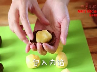 8、快手！网红奶黄巧克力月饼，免模具！,将外皮和内馅分别分成20g每个。将外皮捏薄，包入奶黄内馅，轻轻捏合并搓成球形。