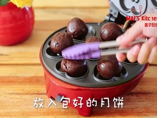 9、快手！网红奶黄巧克力月饼，免模具！,小红锅装上心形小蛋糕烤盘预热完成，放入包好的月饼