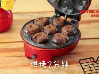 10、快手！网红奶黄巧克力月饼，免模具！,烘烤2分钟，取出置于晾架上晾凉