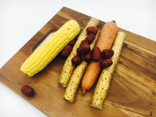 2、乌鸡汤,山药、大枣、玉米、胡萝卜适量