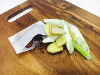 3、乌鸡汤,准备好佐料：葱切段、姜切片、料包：山楂片5片、八角2个、花椒10粒