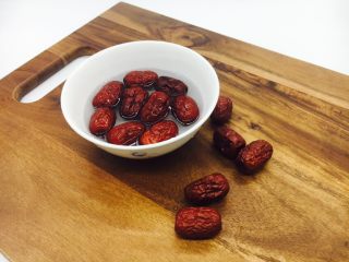 6、乌鸡汤,大枣洗干净备用