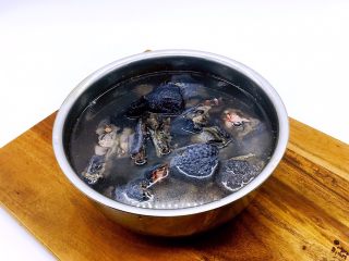 8、乌鸡汤,乌鸡放在清水里浸泡半个小时，泡出血水，洗干净。