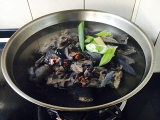 9、乌鸡汤,焯水：把乌鸡放在锅里，倒入凉水，放少许葱姜，2勺料酒，大火煮开。