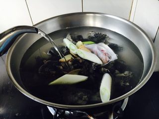 14、乌鸡汤,倒入适量的开水