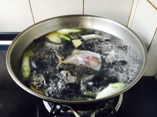 15、乌鸡汤,大火煮开，小火炖20分钟。