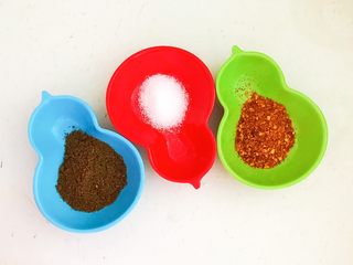 1、孜然杏鲍菇,准备孜然粉5克，精盐3克，辣椒粉3克