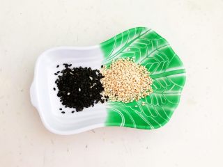 2、孜然杏鲍菇,熟黑芝麻3克，熟白芝麻3克