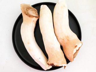 3、孜然杏鲍菇,把杏鲍菇清洗干净，用厨房用纸吸去外面的水份