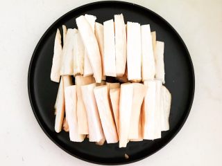 4、孜然杏鲍菇,把杏鲍菇切成1㎝见方，6㎝长的小条