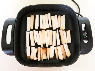 5、孜然杏鲍菇,锅里刷一层大豆色拉油，加入杏鲍菇