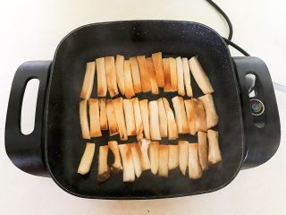 6、孜然杏鲍菇,全程小火煎制，煎至一面金黄就翻面