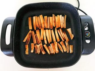 7、孜然杏鲍菇,煎至两面金黄即可