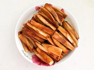 8、孜然杏鲍菇,把煎好的杏鲍菇夹出来