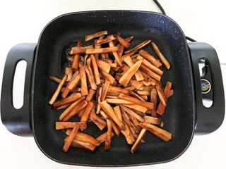 10、孜然杏鲍菇,油温7分热的时候加入煎好的杏鲍菇