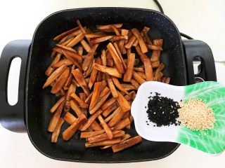 12、孜然杏鲍菇,加入熟黑白芝麻