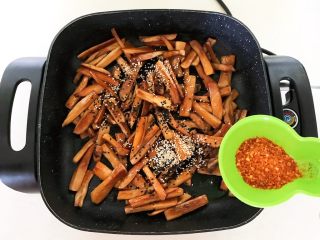 13、孜然杏鲍菇,加入辣椒粉