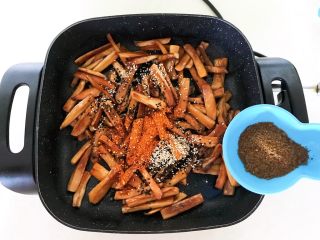 14、孜然杏鲍菇,加入孜然粉