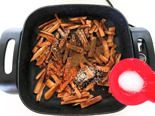 15、孜然杏鲍菇,加入精盐