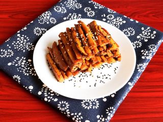 17、孜然杏鲍菇,孜然杏鲍菇出锅了，口感有韧劲儿，香辣适宜，孜然味道浓郁，营养丰富，少油低盐，非常完美的小零食~