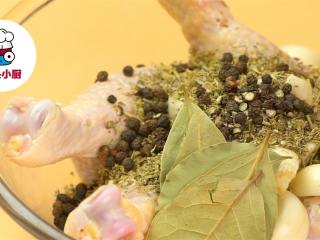 2、电饭煲香草烤鸡腿,放入蒜片20g、意大利香草7g、柠檬汁半个、黑胡椒粒5g、香叶5片、料酒15ml、盐3g、食用油5ml，混合均匀，腌制20分钟