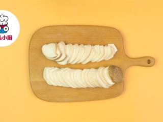 3、电饭煲香草烤鸡腿,杏鲍菇2个切片，加入黑胡椒粒5g、盐2g，混合均匀，腌制5分钟