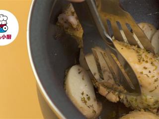 5、电饭煲香草烤鸡腿,煮完将鸡腿翻面，再按一次煮饭键煮10分钟