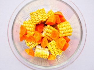 8、【宝宝辅食】胡萝卜玉米排骨汤,胡萝卜