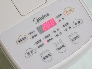 11、【宝宝辅食】胡萝卜玉米排骨汤,开启煲汤模式煮2个小时。